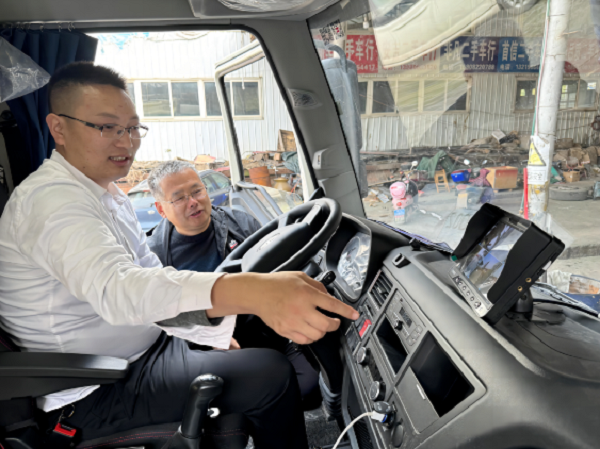 散裝飼料運輸車