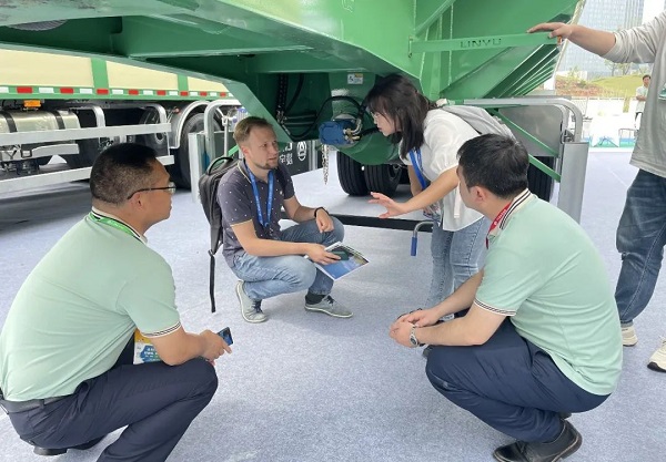 散裝雛禽飼料運輸半掛車